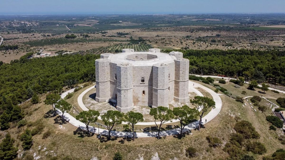 La arquitectura del castillo es una fusión magistral de diversos estilos, integrando elementos del gótico cisterciense, el románico y el arte islámico