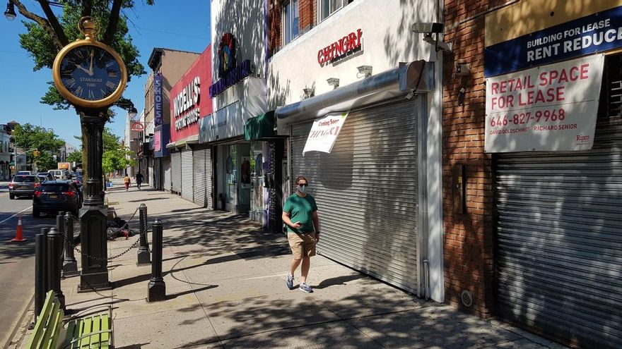 Una persona camina frente a negocios cerrados pese a reapertura, en la quinta Avenida en Nueva York (Estados Unidos).