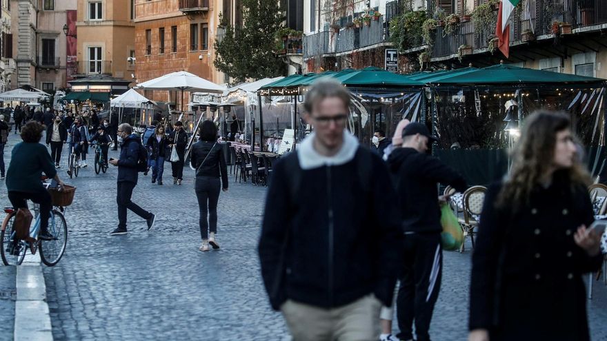 Italia pone fin desde hoy a las mascarillas en exteriores y abre discotecas