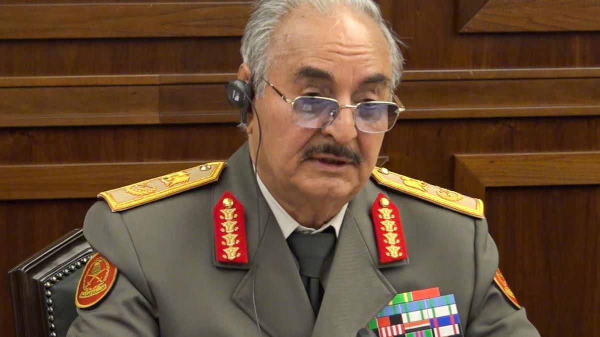 Jalifa Hafter durante una reunión con el ministro de Defensa ruso, en 2025.