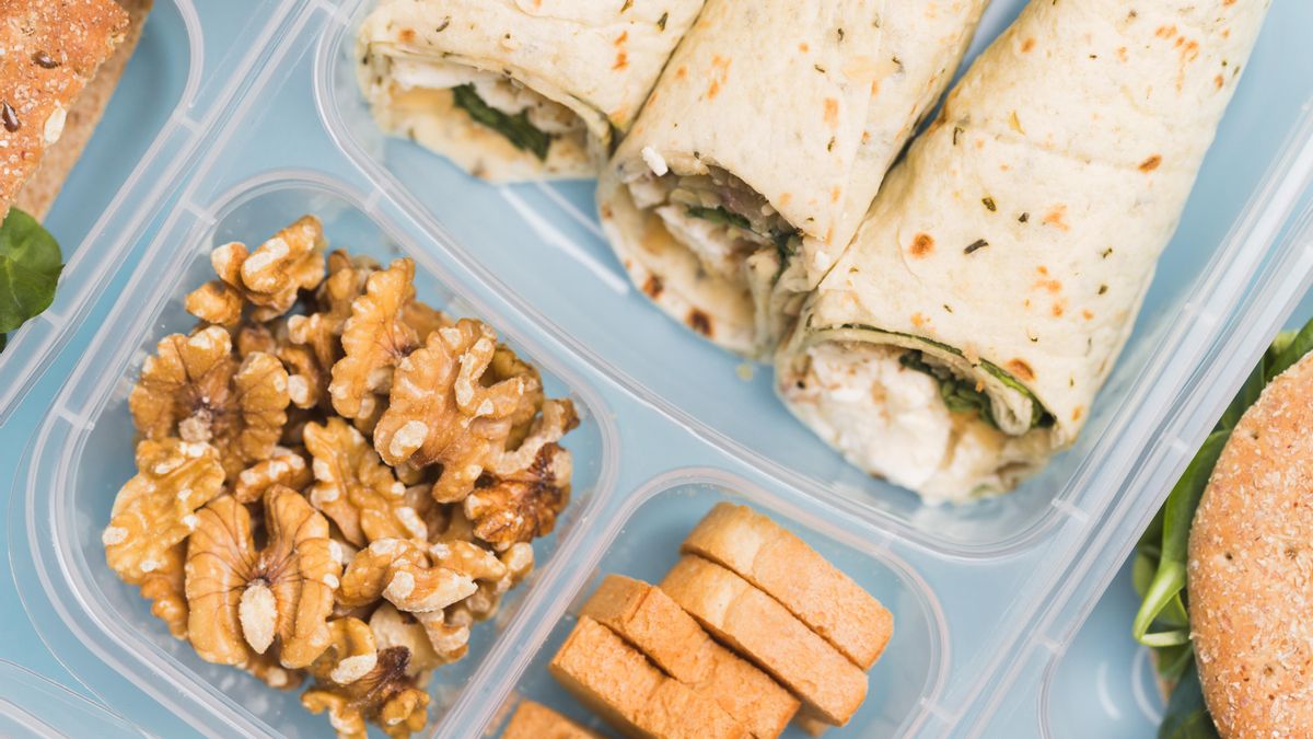 Taper de burrito con un puñado de nueces