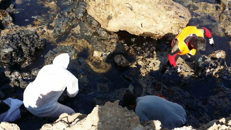 Vertido de petróleo en la playa de El Cabrón.