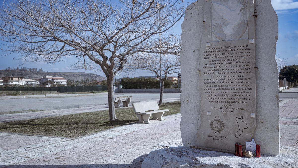 El monumento en memoria de las víctimas del naufragio en una plaza de Steccato di Cutro, Crotona.