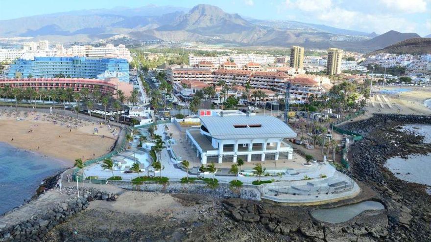 Centro comercial de El Camisón, un edificio que se levanta en primera línea de mar del municipio tinerfeño de Arona y que viola el planeamiento vigente y la Ley de Costas.