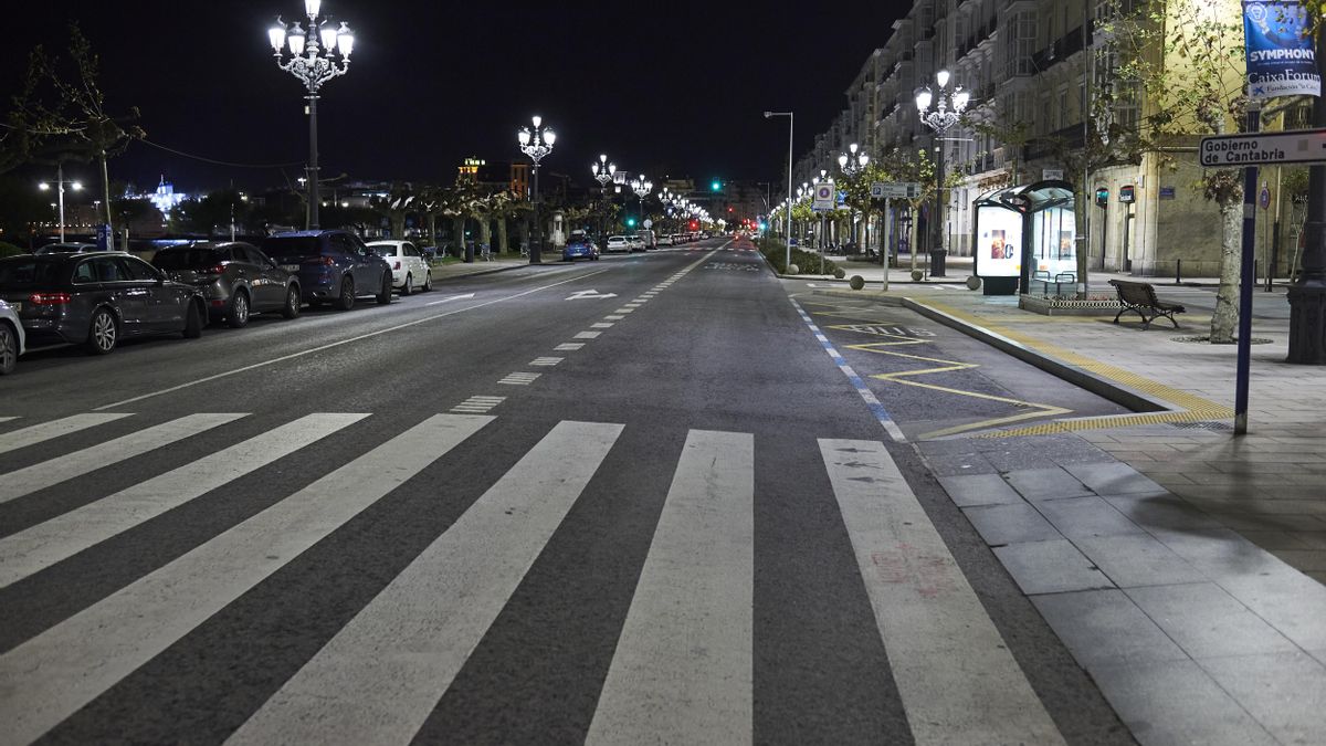 Paseo Pereda de Santander en la segunda noche de toque de queda.