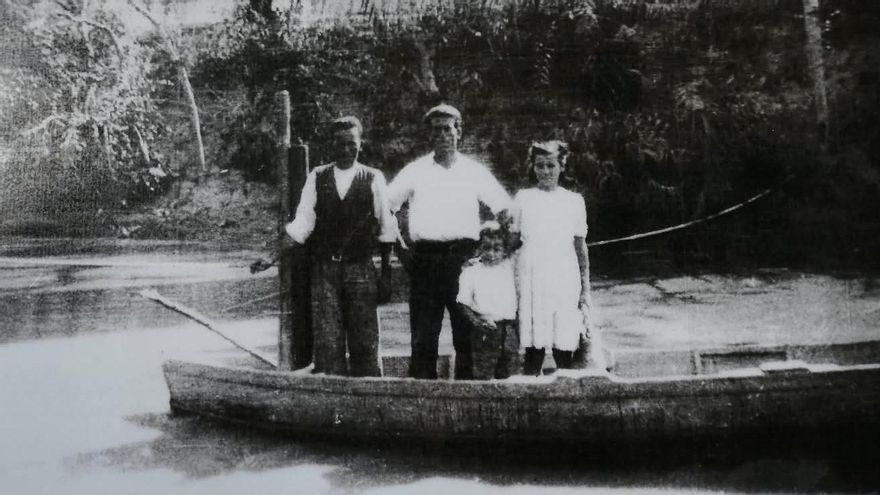 La barca con la que los vecinos cruzaban ambas pedanías, en el mismo tramo que ahora corta la empresa armamentística