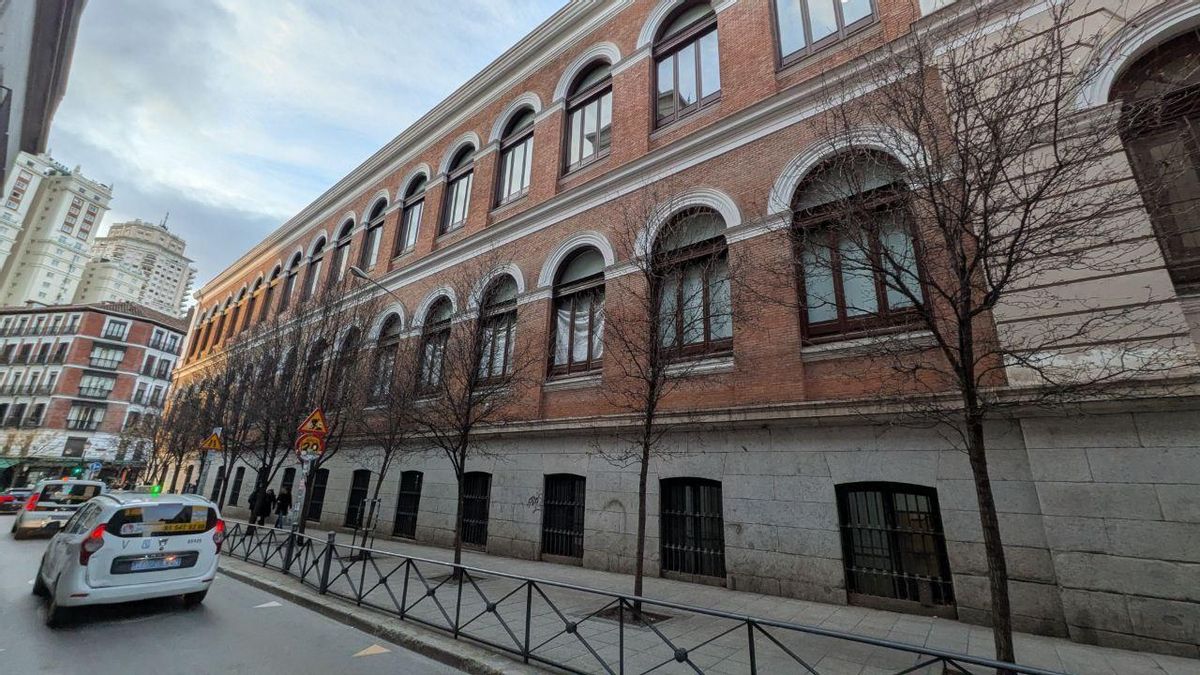 El Cardenal Cisneros cubre con tablones los ventanales en obras para evitar el frío después de la presión de las familias