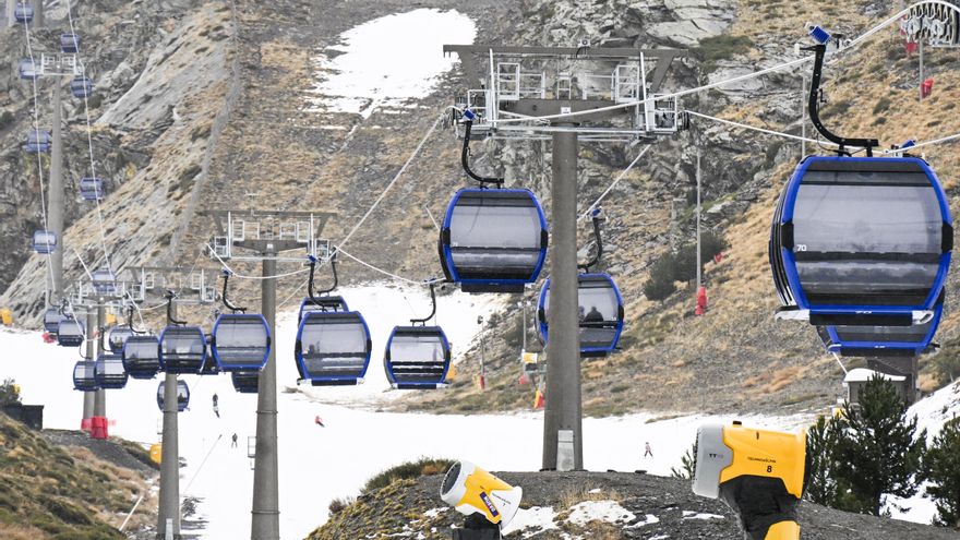 El calor récord funde la nieve a toda velocidad y cierra estaciones de esquí a los pocos días de abrir