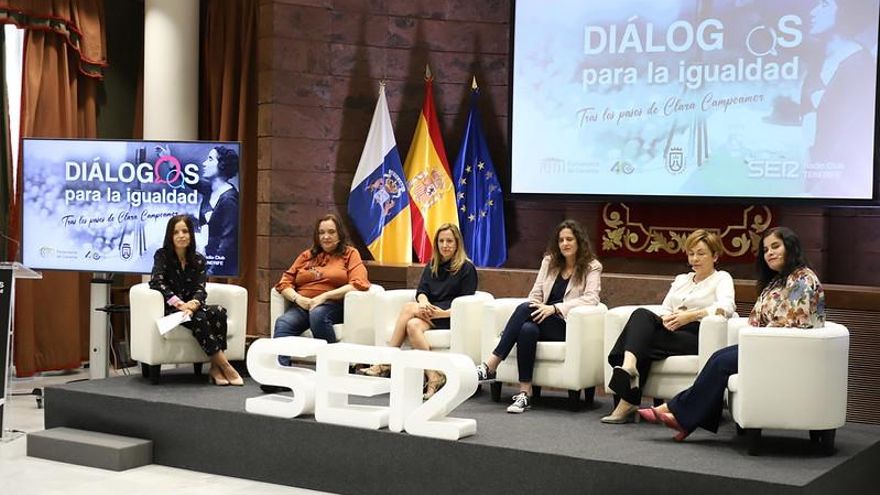 Asistentes y conferencistas de la jornada en el Parlamento de Canarias
