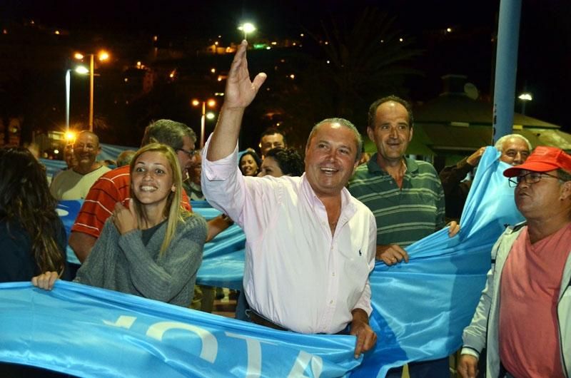 Pegada de carteles en La Gomera | Foto: cedida