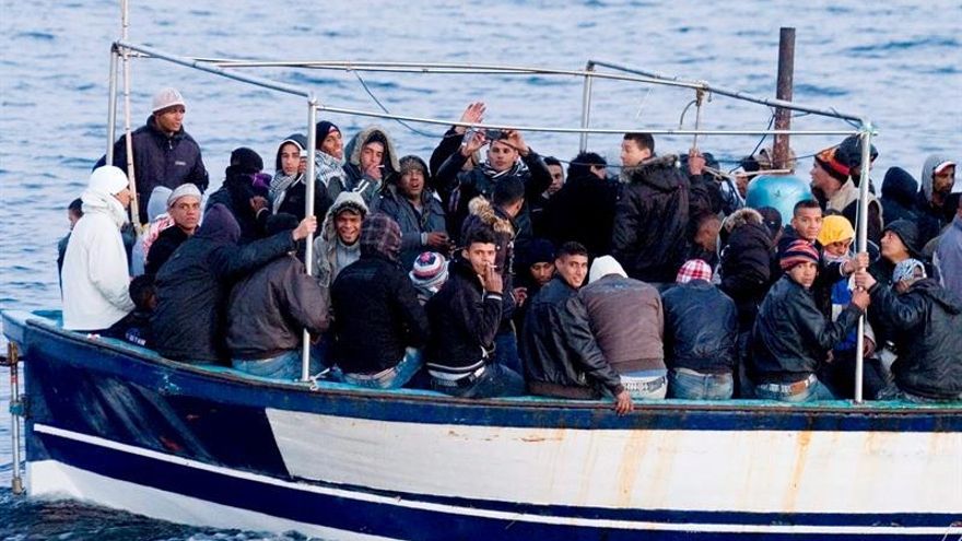 Al menos 8 muertos en el choque de una barcaza de inmigrantes que partió de Túnez