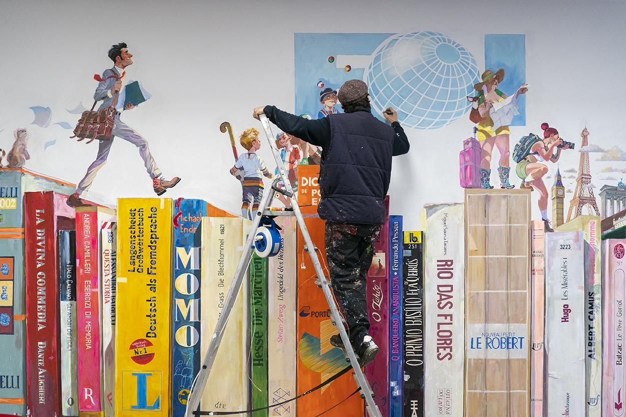 La obra incluye libros reales de la propia biblioteca de la EOI.