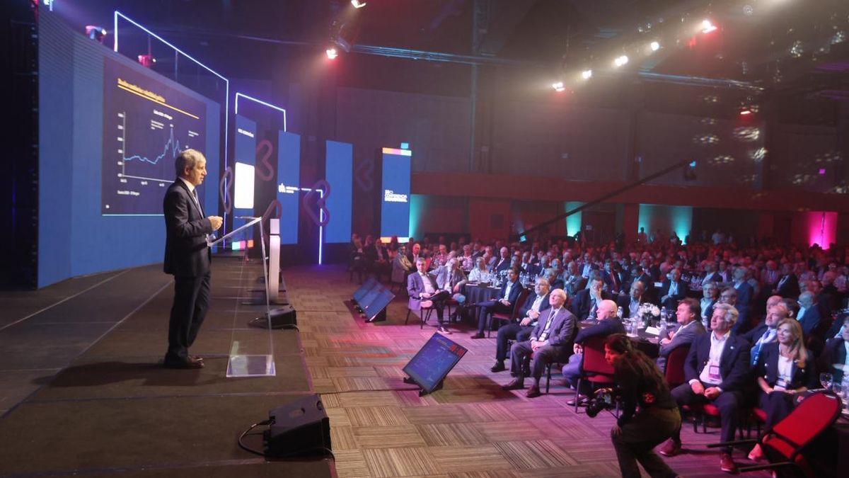 Luis Caputo, ante la conferencia de la UIA.