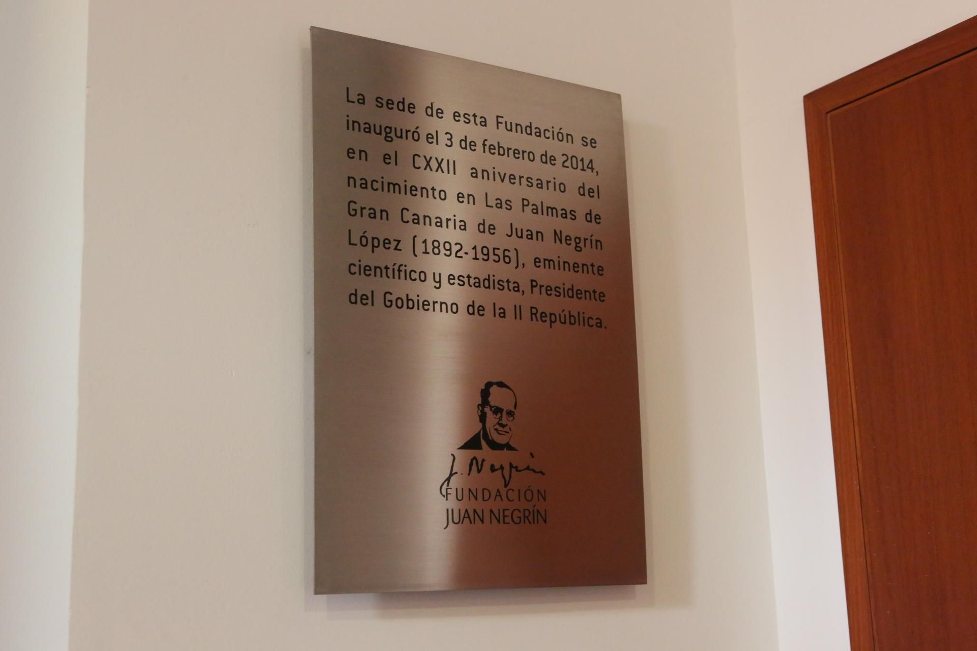 Un ejemplar de 'La Bilioteca Errante. Juan Negrín y los libros' (ALEJANDRO RAMOS)