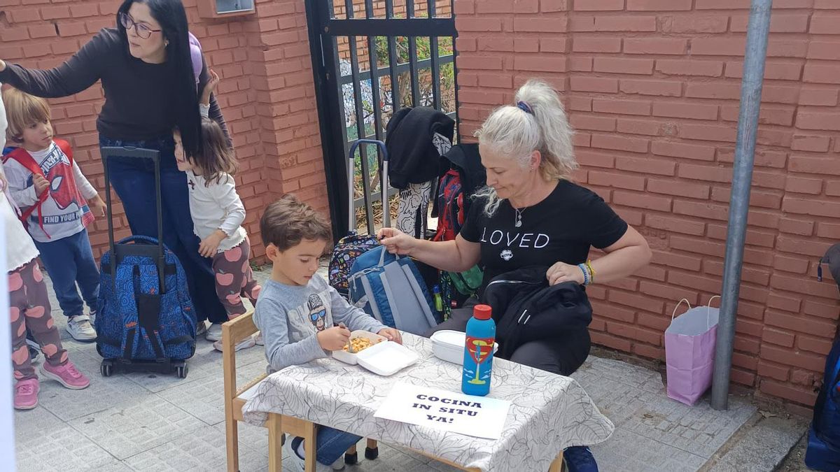 Protesta por el comedor en el Colegio Juan de Mena