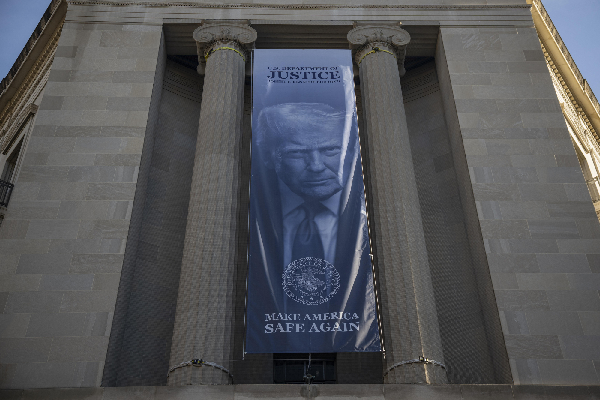 Una pancarta con una imagen del presidente estadounidense, Donald Trump, y el lema Make America Safe Again, en la fachada de la sede del Departamento de Justicia de los Estados Unidos en Washington D. C., Estados Unidos, el 20 de febrero de 2026.