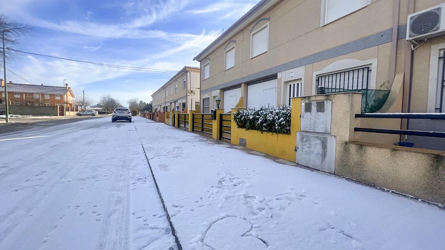Calles nevadas en Villargordo del Cabriel, las primeras nieves que han llegado al interior de la Comunitat Valenciana.EFE/ Raquel Segura