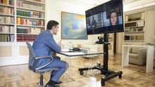 Pedro Sánchez conversa con Inés Arrimadas.