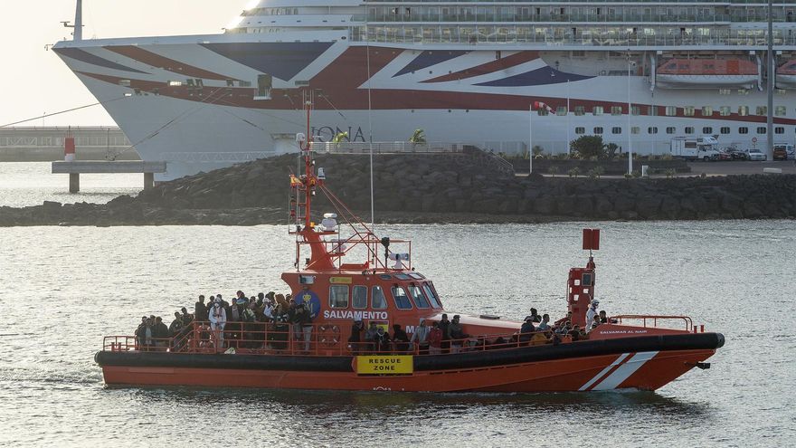 El buque de Salvamento Marítimo Salvamar Al Nair a su llegada este domingo a Puerto Naos, en Arrecife, tras rescatar de dos embarcaciones que navegaban en aguas cercanas a Lanzarote a 80 personas, entre ellas 6 mujeres y 4 menores, de origen subsahariano y magrebí. EFE/ Adriel Perdomo