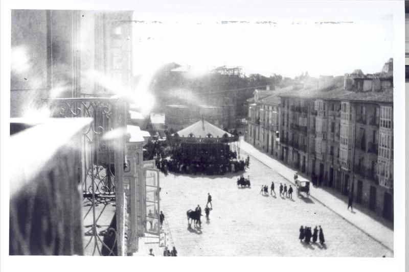 Un tiovivo en la calle del Prado hacia 1905