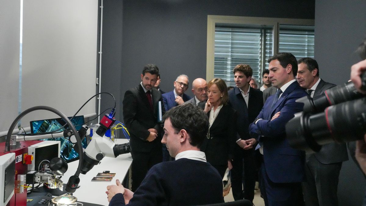 Visita guiada en los laboratorios del Nanogune a figuras públicas