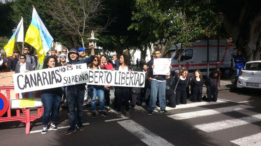 Fotogalería: imágenes de la protesta de este viernes contra la detención de Roberto Mesa en La Laguna