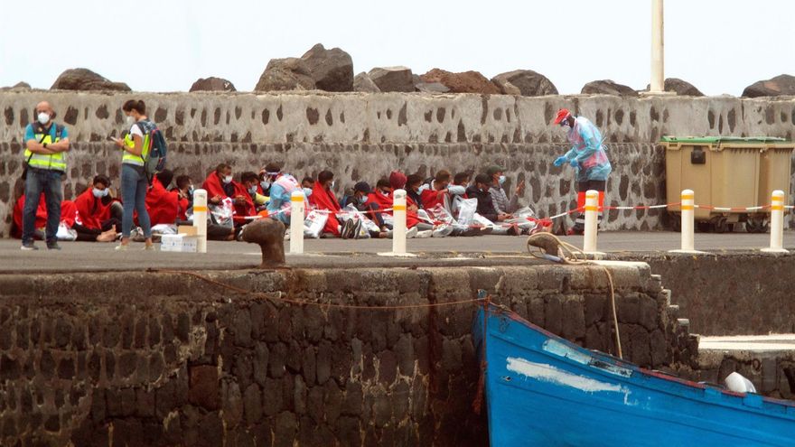 Rescatada una patera con 24 personas y auxiliada otra embarcación con 20 ocupantes en Alegranza