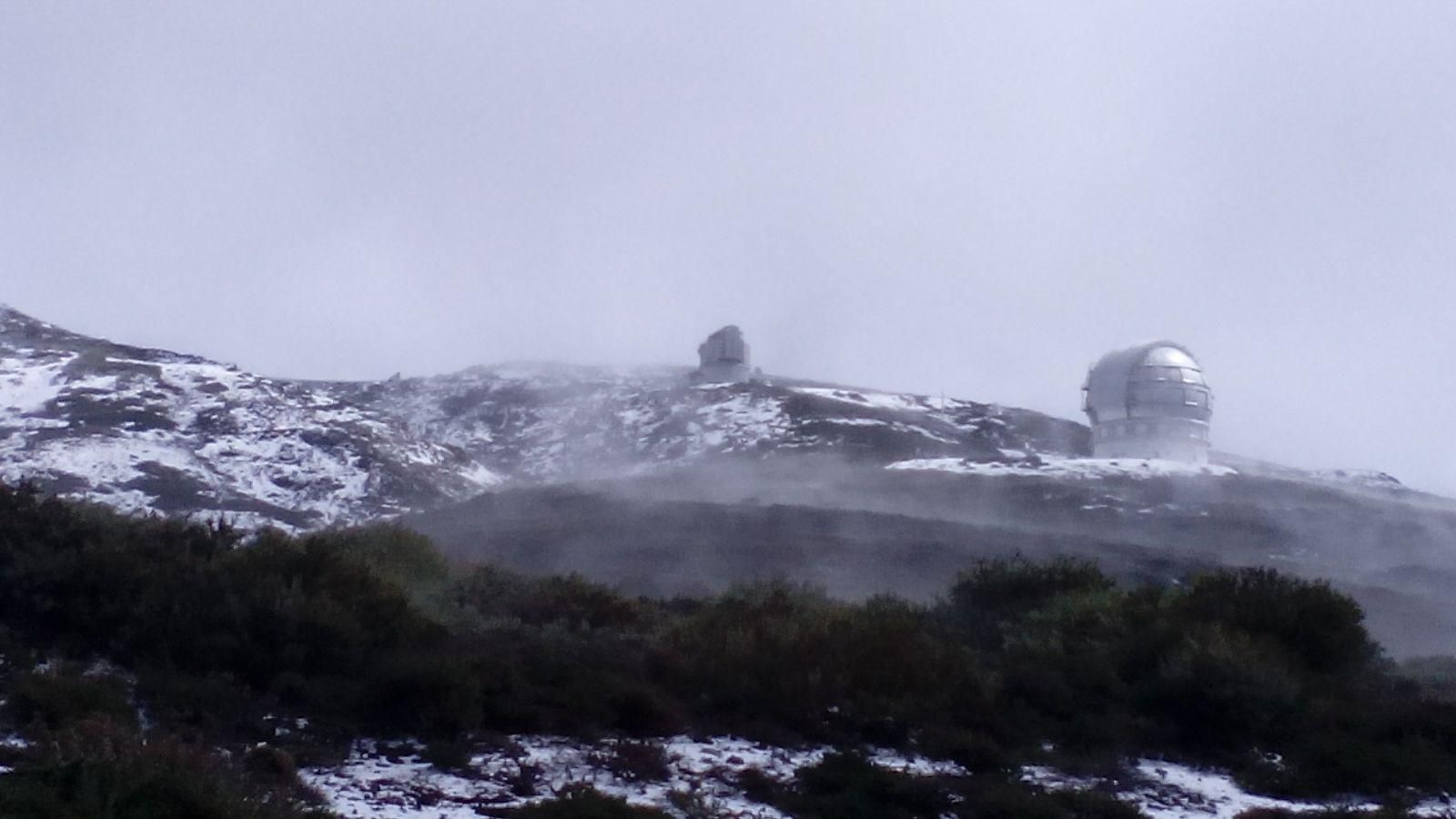 Vista del entorno del Roque de Los Muchachos, este sábado, nevado. Foto: ANA BEA.