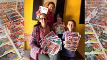 María Vázquez, sus hijas y sus cromos de la Liga de Fútbol Femenina