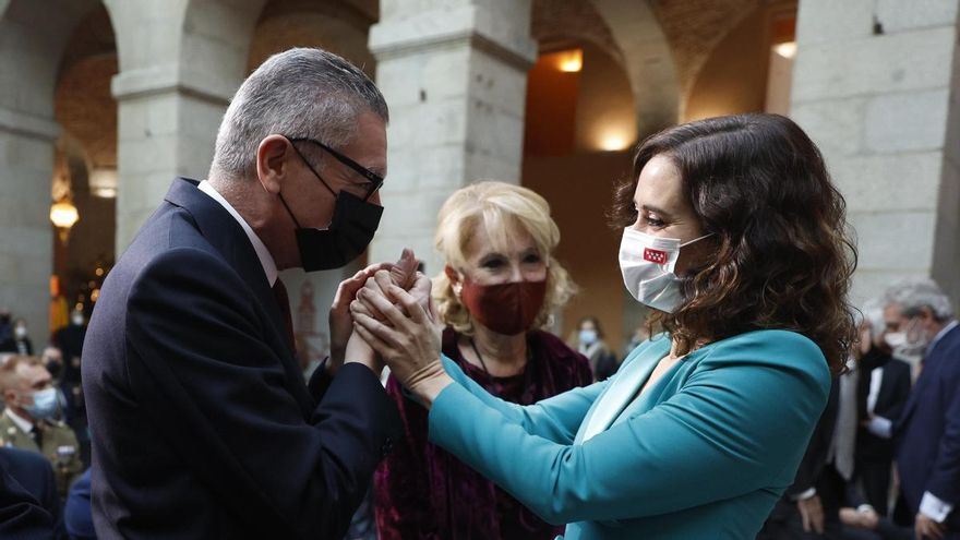 Alberto Ruiz Gallardón saluda a Isabel Díaz Ayuso en los actos conmemorativos del 43º aniversario de la Constitución Española, el 3 de diciembre de 2021.