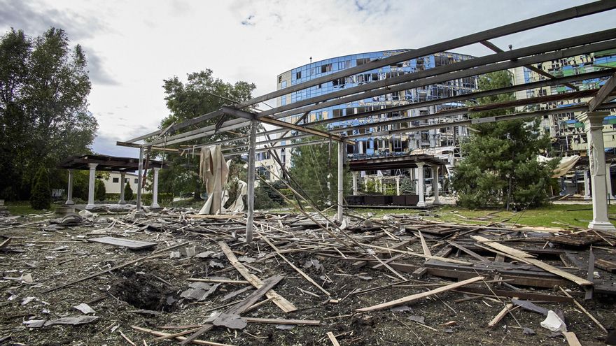 Daños en Járkov, donde las tropas ucranianas están haciendo avances frente a la invasión rusa. EFE/EPA/SERGEY KOZLOV