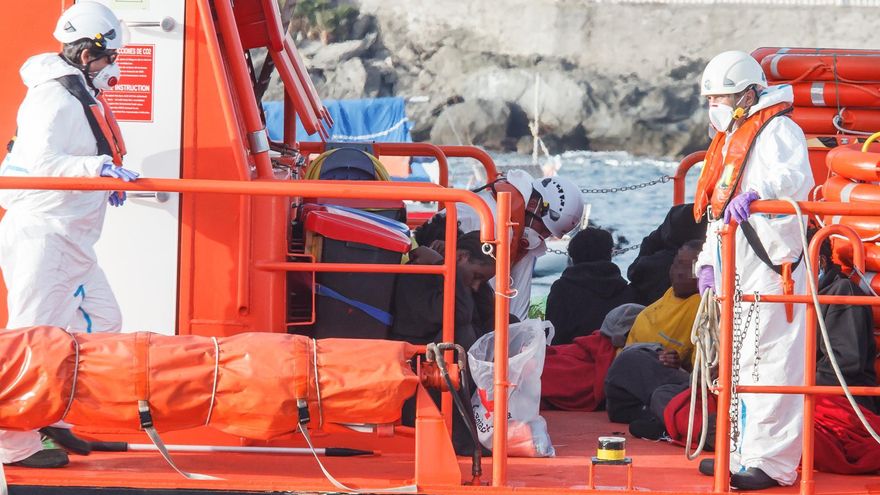 Rescatada una patera con 45 personas, una de ellas muerta, a 100 metros de la costa de Gran Canaria
