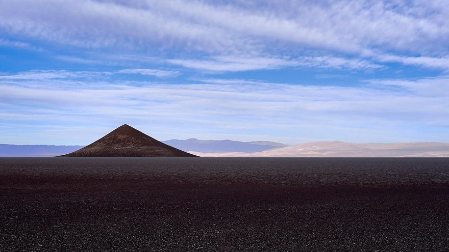 El oscuro cono volcánico del norte argentino que contrasta con el blanco del tercer salar más grande del mundo