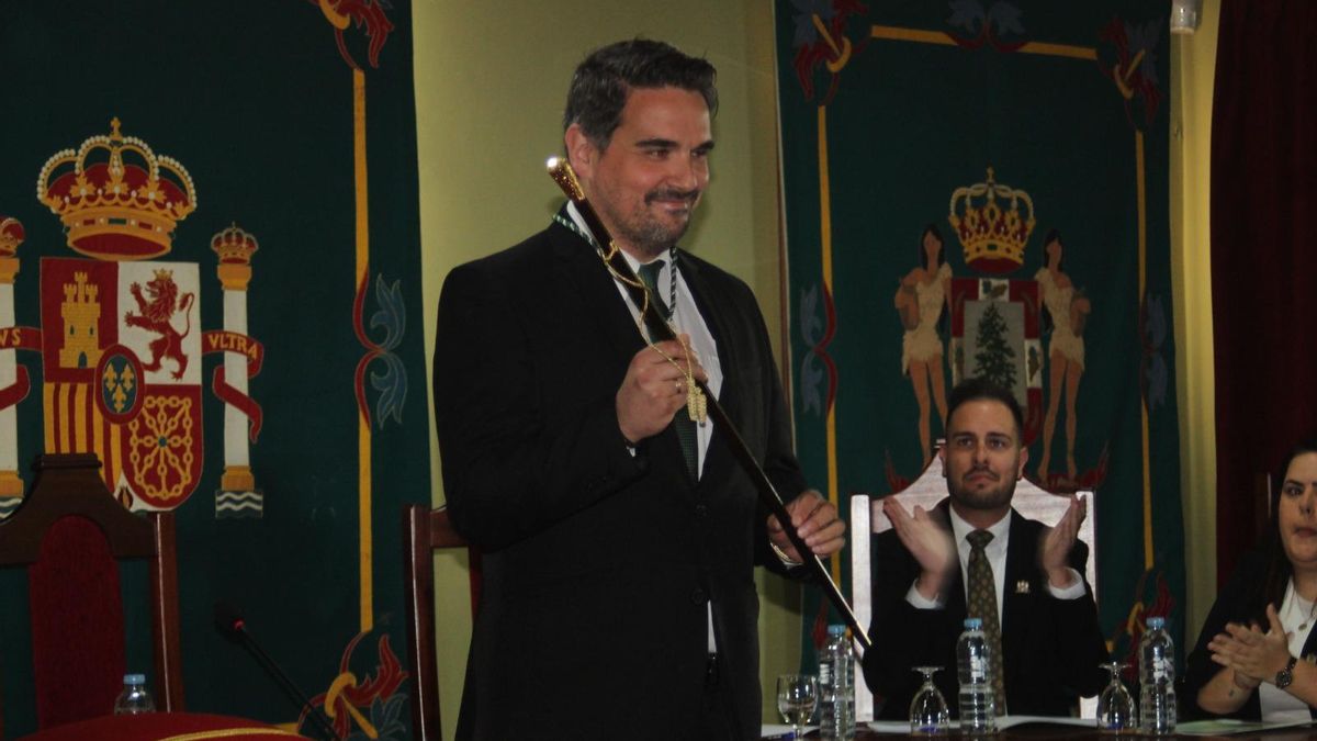 El nuevo alcalde de La Guancha, el nacionalista Alejandro Herrera con el bastón de mando estrenado el pasado martes