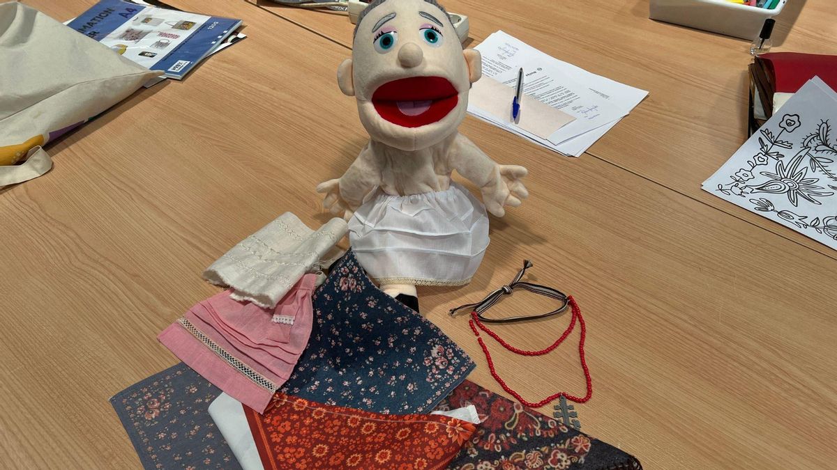 Trabajo de María Suárez García para elaborar un traje tradicional.