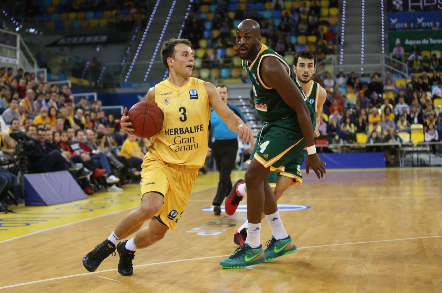 Imágenes del encuentro disputado en el Gran Canaria Arena entre el Herbalife y el Limoges. (Alejandro Ramos).