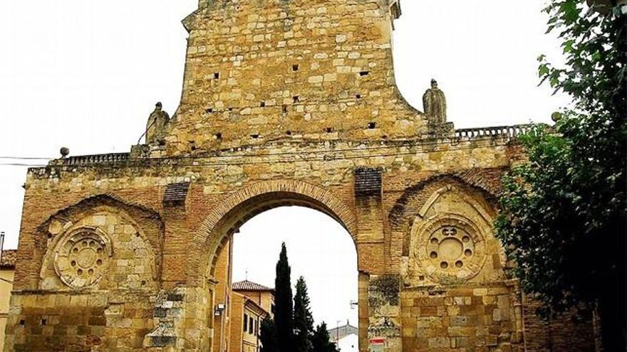 La vista trasera del Arco del Monasterio Real de San Benito en Sahagún.