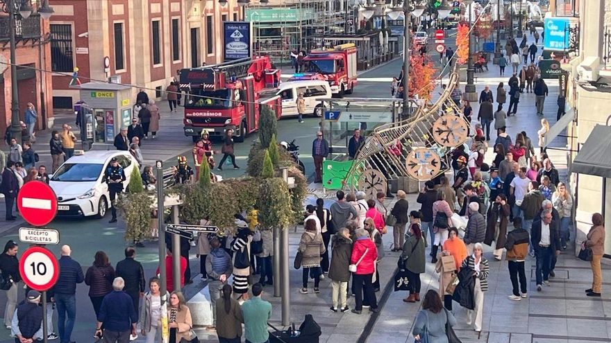 Un hombre herido al caerle encima las luces de Navidad del centro de León instaladas pocas horas antes
