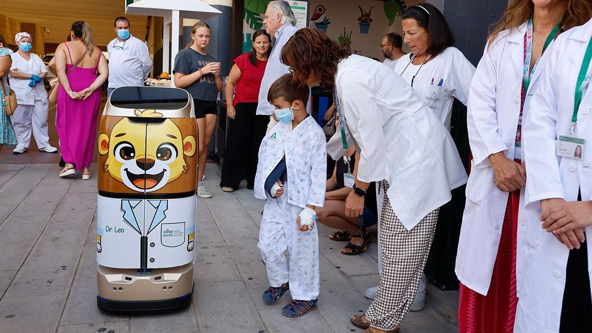 El Hospital Reina Sofía presenta la nueva mascota robot Doctor Leo