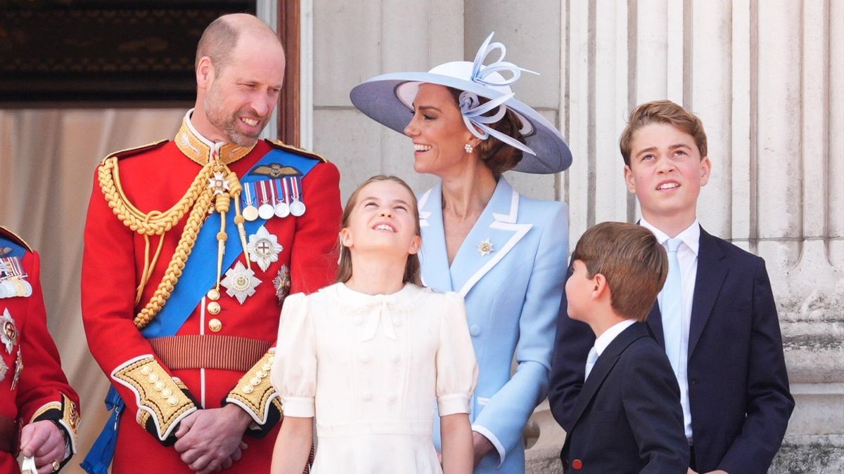 El príncipe Guillermo, su esposa y sus hijos en el balcón del Palacio de Buckingham durante la ceremonia anual en honor al rey, el 13 de junio.