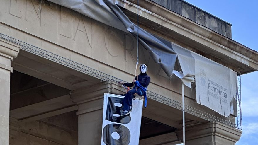 Una de las personas que se han descolgado del monumento a Los Caídos de Pamplona.