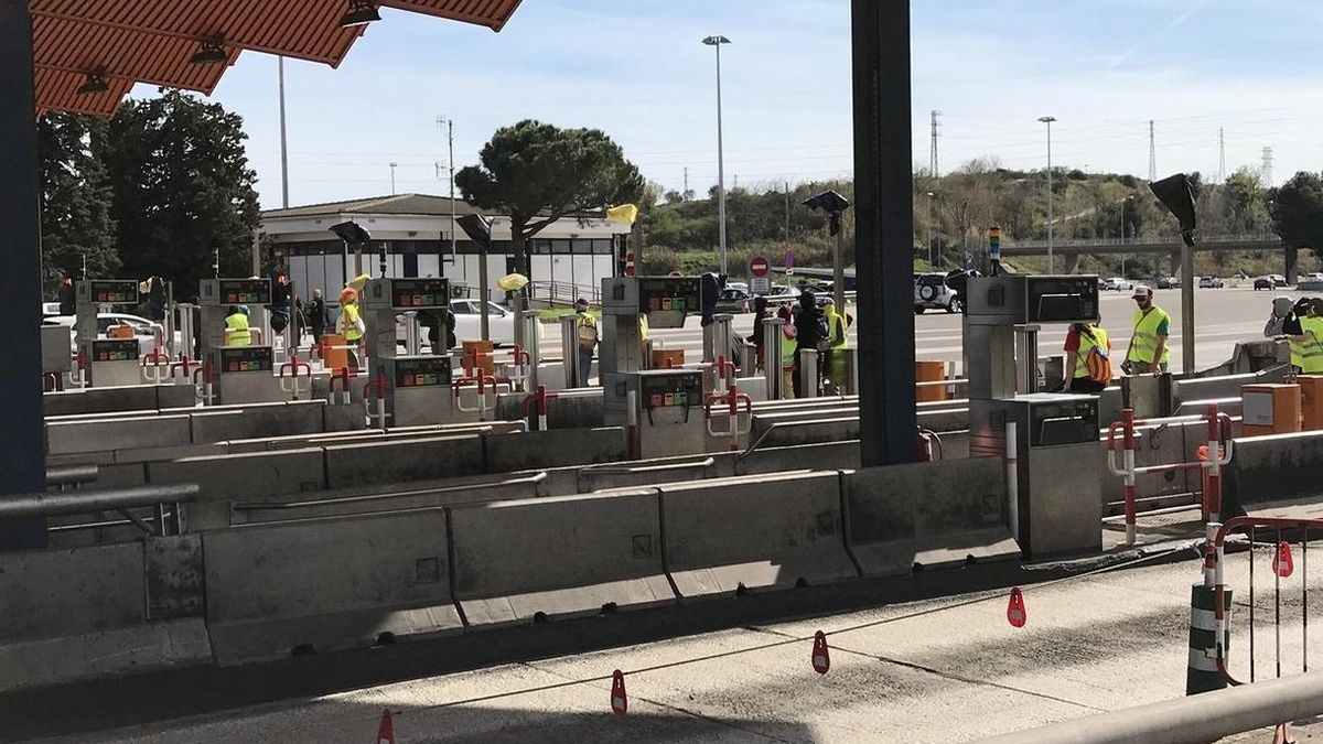 Activistas de los CDR desmontan las barreras del peaje de la AP-7 en La Roca del Vallès (Barcelona)