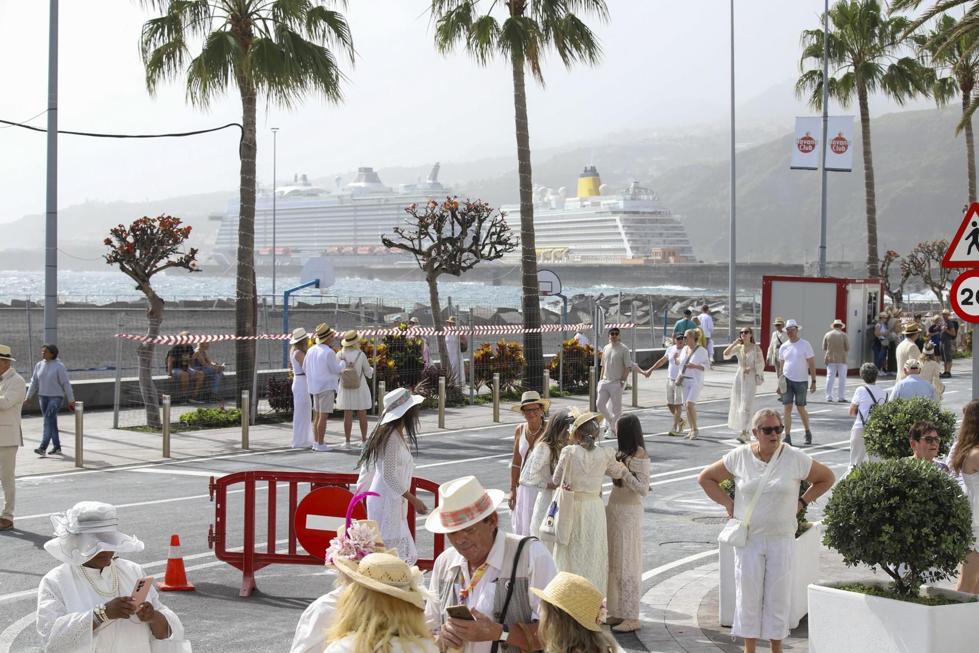 Indianos e indianas, este lunes, en la avenida Marítima de Santa Cruz de La Palma.