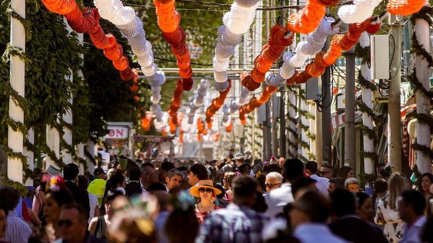 Ojo con '#papagorda' y grabar a personas ebrias en la Feria de Abril: la multa puede ser de hasta 10.000 euros