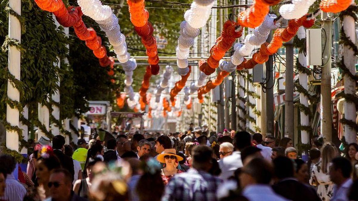 Ojo con '#papagorda' y grabar a personas ebrias en la Feria de Abril: la multa puede ser de hasta 10.000 euros