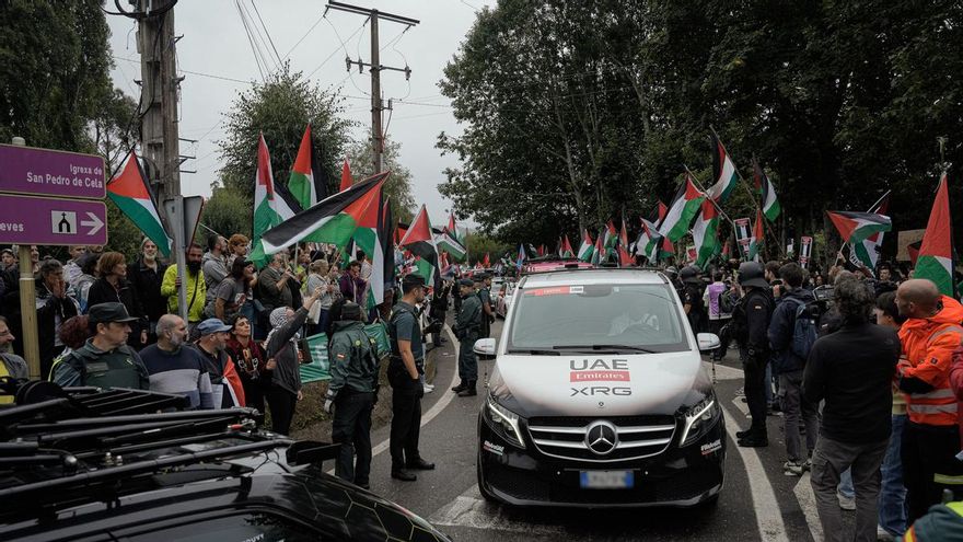 Decenas de personas portan banderas palestinas y pancartas a la llegada del pelotón de La Vuelta a Mos (Pontevedra).