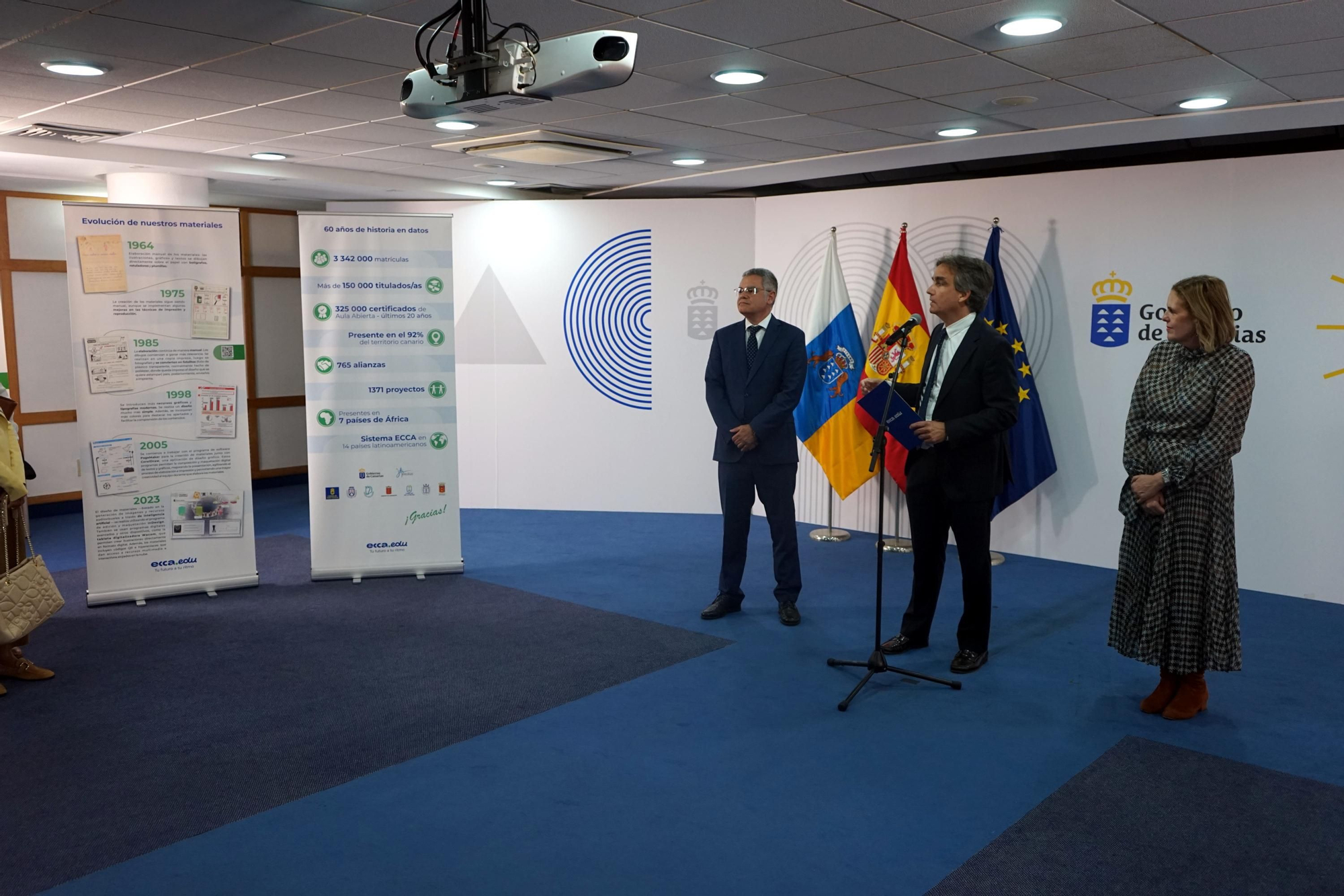 De izquierda a derecha, el viceconsejero de Educación del Gobierno de Canarias, José Manuel Cabrera, el director general de la Fundación, José María Segura Salvador, S.JJosé María Segura Salvador, S.J. y la directora gerente de ecca.edu, Goretti Almeida Hernández, durante el acto de inauguración.