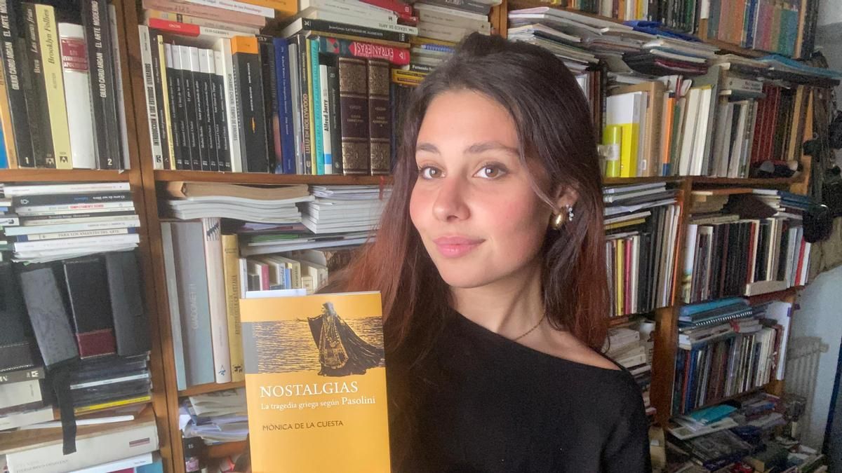 Mónica de la Cuesta posa con su ensayo 'Nostalgias. La tragedia griega según Pasolini'.