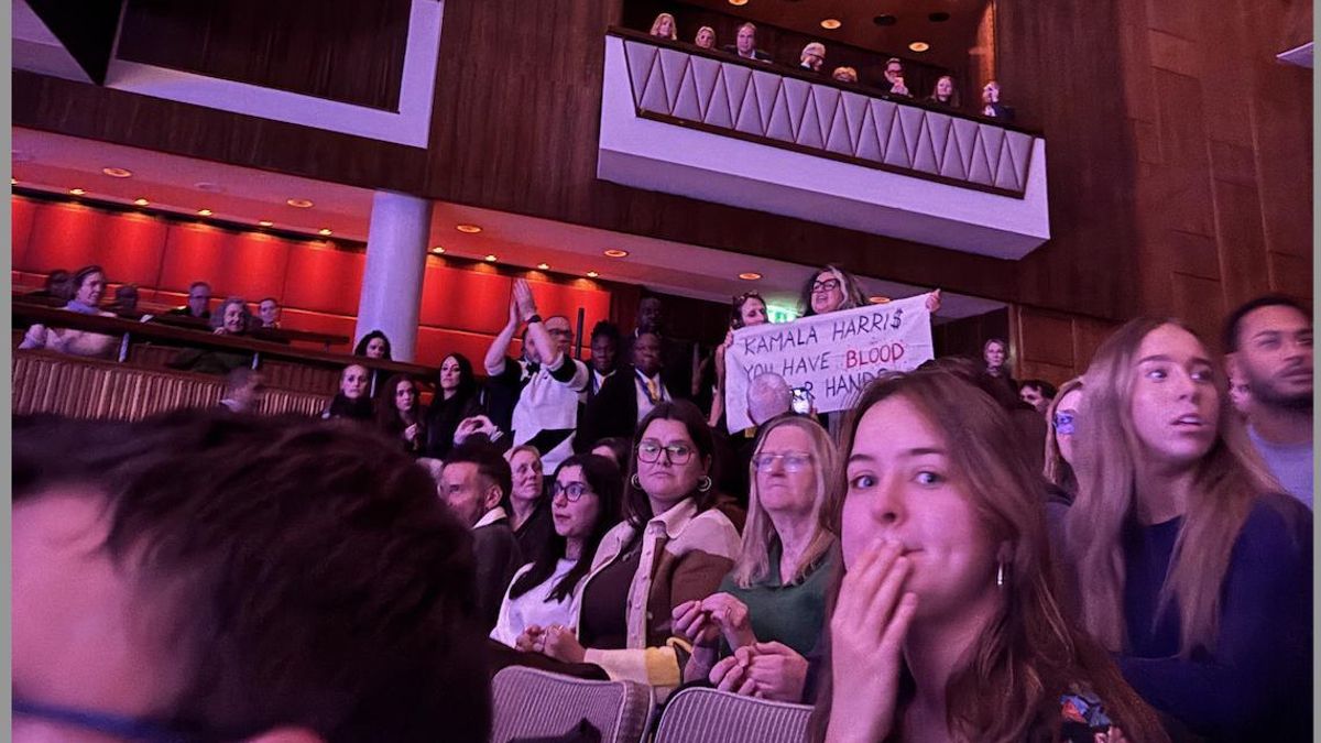 Una mujer protesta contra Kamala Harris durante la presentación de '107 Days' en Londres, este jueves.