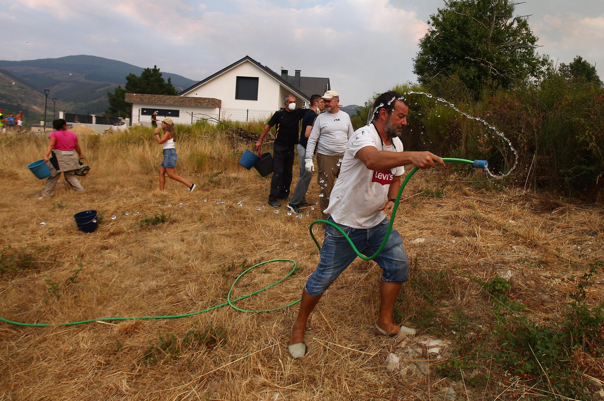 Así lucharon contra el fuego los vecinos de Molinaseca